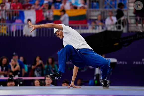 Elle affrontait ntoamment la Française Sissy, une B-Girl qui a fait forte impression.
La B-Girl Syssy de l'équipe de France affronte la B-Girl Ami de l'équipe du Japon lors du combat du quart de finale 1 de Breaking B-Girls le quatorzième jour des Jeux olympiques d'été de Paris 2024 sur la place de la Concorde le 9 août 2024. Nicolas Gouhier/ABACAPRESS.COM