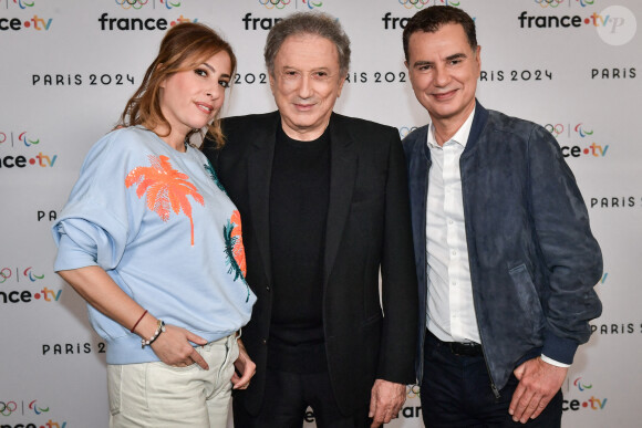 Léa Salamé, Laurent Luyat et Michel Drucker posent pour un photocall avant la conférence de presse "Paris 2024" le 11 juin 2024. Firas Abdullah/ABACAPRESS.COM