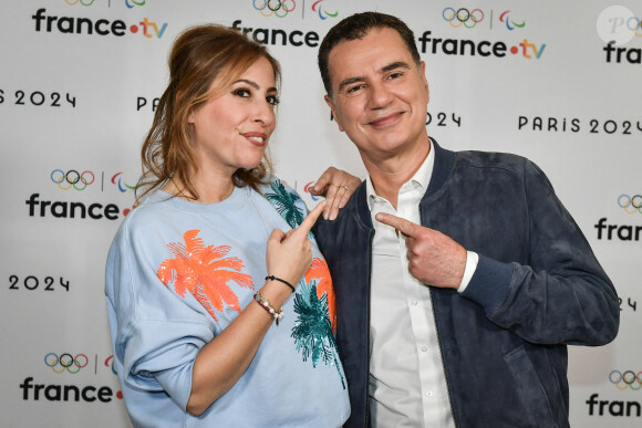 Léa Salamé et Laurent Luyat posent pour un photocall avant la conférence de presse "Paris 2024" le 11 juin 2024. Firas Abdullah/ABACAPRESS.COM