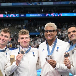 Les médaillés de bronze Yohann Ndoye-Brouard, Léon Marchand, Maxime Grousset et Florent Manaudou de l'équipe de France posent après la cérémonie de remise des médailles de natation à l'issue de la finale du relais 4x100m 4 nages masculin, le 4 août 2024. Eliot Blondet/ABACAPRESS.COM