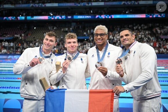 Les médaillés de bronze Yohann Ndoye-Brouard, Léon Marchand, Maxime Grousset et Florent Manaudou de l'équipe de France posent après la cérémonie de remise des médailles de natation à l'issue de la finale du relais 4x100m 4 nages masculin, le 4 août 2024. Eliot Blondet/ABACAPRESS.COM