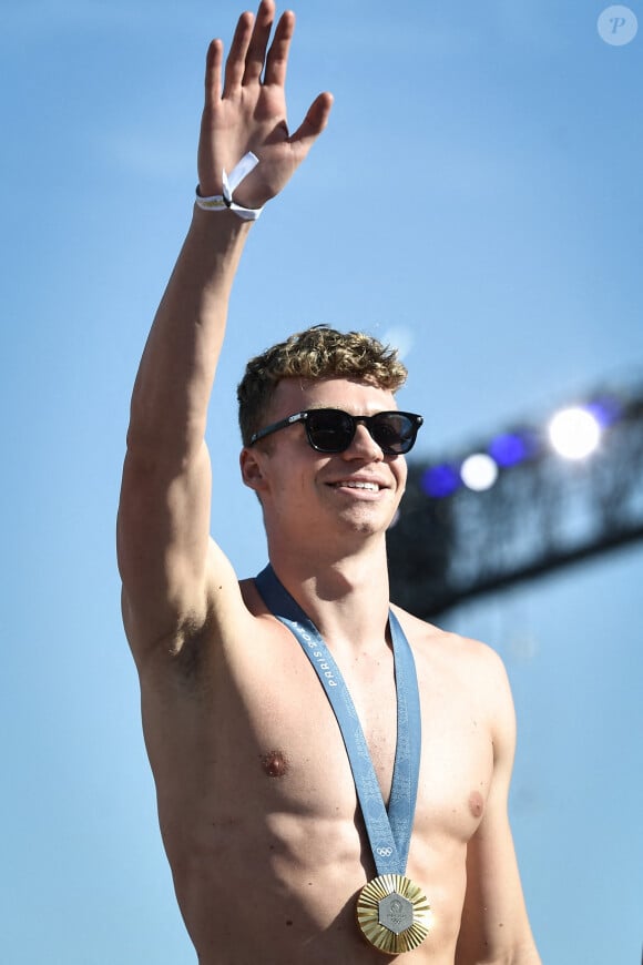 Le médaillé d'or français en natation Léon Marchand arrive alors que les fans accueillent les champions au Parc des Champions au Trocadéro, pendant les Jeux Olympiques de Paris 2024, le 6 août 2024. Firas Abdullah/ABACAPRESS.COM