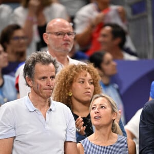 Mère de deux garçons issus d'une précédente relation, la journaliste n'a jamais eu d'enfant avec son amoureux actuel
Anne-Sophie Lapix et son mari Arthur Sadoun dans les tribunes de la finale Hommes "France vs Pologne" de volley-ball lors des Jeux Olympiques Paris 2024. Le 10 août 2024 © P.Perusseau-D.Jacovides / Bestimage 