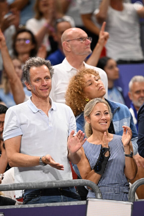 Anne-Sophie Lapix et son mari Arthur Sadoun dans les tribunes de la finale Hommes "France vs Pologne" de volley-ball lors des Jeux Olympiques Paris 2024. Le 10 août 2024 © P.Perusseau-D.Jacovides / Bestimage 