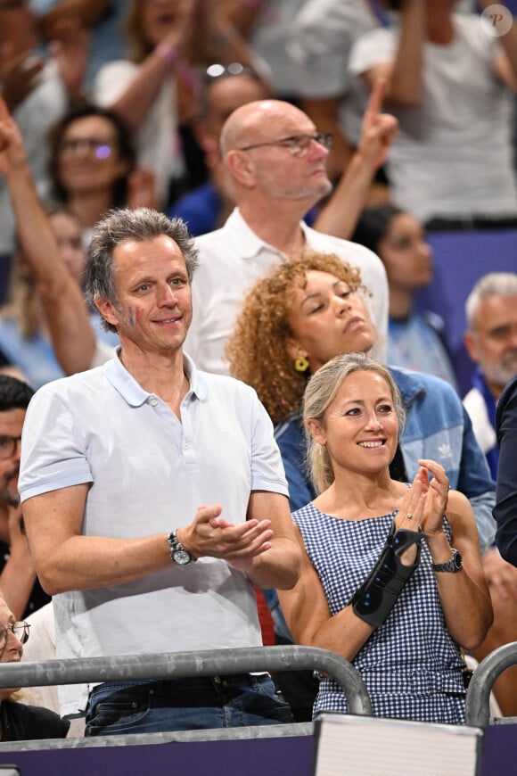 Anne-Sophie Lapix et son mari Arthur Sadoun dans les tribunes de la finale Hommes "France vs Pologne" de volley-ball lors des Jeux Olympiques Paris 2024. Le 10 août 2024 © P.Perusseau-D.Jacovides / Bestimage 