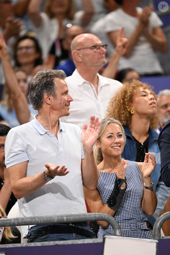 Anne-Sophie Lapix et son mari Arthur Sadoun dans les tribunes de la finale Hommes "France vs Pologne" de volley-ball lors des Jeux Olympiques Paris 2024. Le 10 août 2024 © P.Perusseau-D.Jacovides / Bestimage 