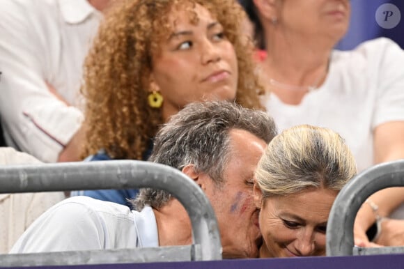 La journaliste a même reçu un tendre baiser dans le cou de son conjoint
Anne-Sophie Lapix et son mari Arthur Sadoun dans les tribunes de la finale Hommes "France vs Pologne" de volley-ball lors des Jeux Olympiques Paris 2024. Le 10 août 2024 © P.Perusseau-D.Jacovides / Bestimage 