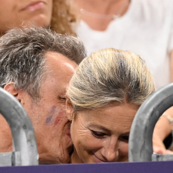 La journaliste a même reçu un tendre baiser dans le cou de son conjoint
Anne-Sophie Lapix et son mari Arthur Sadoun dans les tribunes de la finale Hommes "France vs Pologne" de volley-ball lors des Jeux Olympiques Paris 2024. Le 10 août 2024 © P.Perusseau-D.Jacovides / Bestimage 