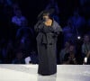 Le musicienne était vêtue d'une tenue noire signée Dior, largement inspiré du look de Rihanna
Yseult interprète "My Way" à la fin de la cérémonie de clôture des Jeux Olympiques de Paris2024 (JO) - Cérémonie de clôture des Jeux Olympiques de Paris 2024 au stade de France à Saint-Denis, le 11 août 2024. © Jacovides-Perusseau / Bestimage 