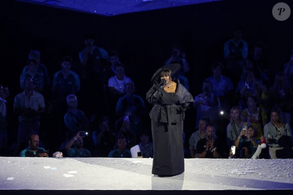 Le musicienne était vêtue d'une tenue noire signée Dior, largement inspiré du look de Rihanna
Yseult interprète "My Way" à la fin de la cérémonie de clôture des Jeux Olympiques de Paris2024 (JO) - Cérémonie de clôture des Jeux Olympiques de Paris 2024 au stade de France à Saint-Denis, le 11 août 2024. © Jacovides-Perusseau / Bestimage 