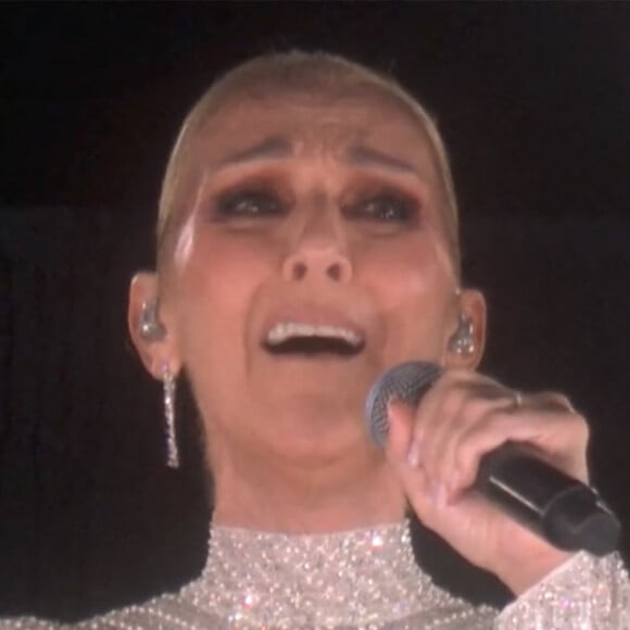 Celine Dion chante depuis le premier étage de la Tour Eiffel, L'hymne à l'amour, d'Édith Piaf - Cérémonie d'ouverture des Jeux Olympiques (JO) de Paris 2024. © Capture France TV via Bestimage 