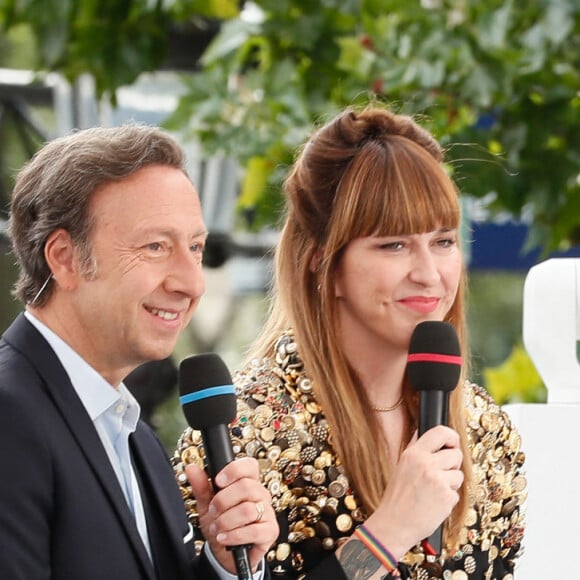 Elle n'a évoqué son rôle qu'auprès de ses filles Hedda et Suzanne.
Stéphane Bern, Daphné Bürki - Le plateau en direct sur France 2 pour faire le relais avec la flamme olympique qui traverse Paris - "Concert de Paris" sur le parvis de l'hôtel de ville de Paris retransmis en direct sur France 2 et sur France Inter, Paris le 14 juillet 2024. © Christophe Clovis - Pierre Perusseau / Bestimage