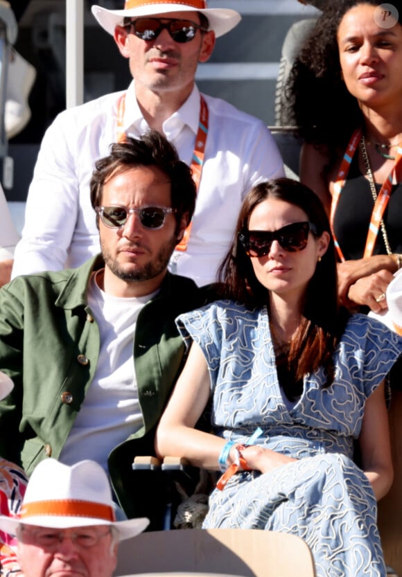 Vianney et sa femme Catherine Robert dans les tribunes des Internationaux de France de tennis de Roland Garros 2024 à Paris le 7 juin 2024.