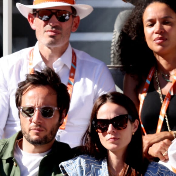 Vianney et sa femme Catherine Robert dans les tribunes des Internationaux de France de tennis de Roland Garros 2024 à Paris le 7 juin 2024.