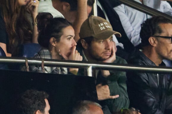 Le chanteur Vianney et sa femme Catherine Robert dans les tribunes du match de Ligue des champions entre le PSG et le Borussia Dortmund (2-0) au Parc des Princes à Paris le 19 septembre 2023.