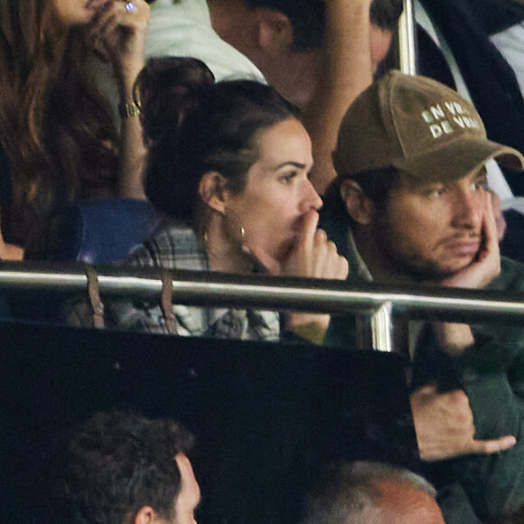 Le chanteur Vianney et sa femme Catherine Robert dans les tribunes du match de Ligue des champions entre le PSG et le Borussia Dortmund (2-0) au Parc des Princes à Paris le 19 septembre 2023.