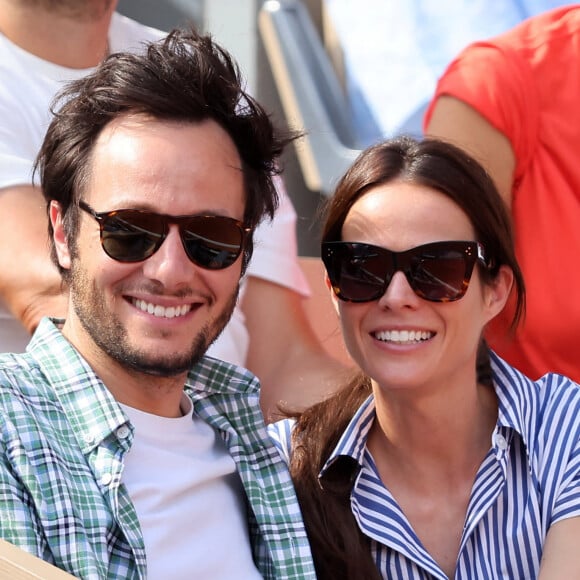 Le chanteur Vianney et sa femme Catherine Robert en tribunes lors des Internationaux de France de tennis de Roland Garros, à Paris