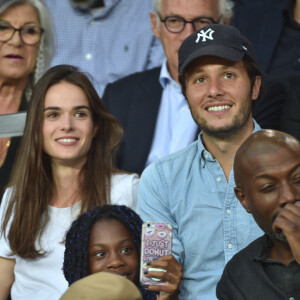 Vianney Bureau (Vianney), sa compagne Catherine Robert dans les tribunes lors du match de championnat de Ligue 1 Conforama opposant le Paris Saint-Germain au Toulouse FC au parc des Princes à Paris, France, le 25 août 2019