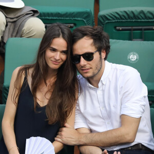 Le chanteur Vianney et sa compagne Catherine Robert dans les tribunes des Internationaux de France de Tennis de Roland Garros à Paris, le 10 juin 2018