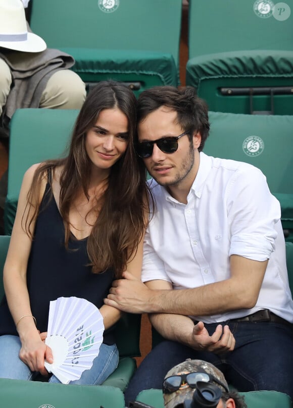 Le chanteur Vianney et sa compagne Catherine Robert dans les tribunes des Internationaux de France de Tennis de Roland Garros à Paris, le 10 juin 2018