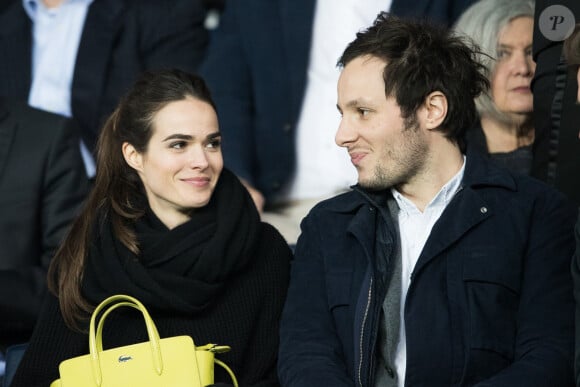 Le chanteur Vianney et sa compagne Catherine Robert dans les tribunes du parc des princes à Paris, le 29 avril 2018