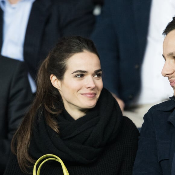 Le chanteur Vianney et sa compagne Catherine Robert dans les tribunes du parc des princes à Paris, le 29 avril 2018