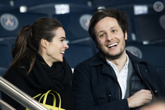 Le chanteur Vianney et sa compagne Catherine Robert dans les tribunes du parc des prince à Paris, le 29 avril 2018