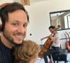 Après la session studio en compagnie d'Edgar et de sa chère et tendre au violoncelle, rencontre avec des pélicans et tonte de la pelouse avec son fils.
Vianney a partagé des photos de son fils Edgar sur Instagram le 12 août 2024.