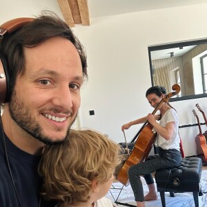 Après la session studio en compagnie d'Edgar et de sa chère et tendre au violoncelle, rencontre avec des pélicans et tonte de la pelouse avec son fils.
Vianney a partagé des photos de son fils Edgar sur Instagram le 12 août 2024.