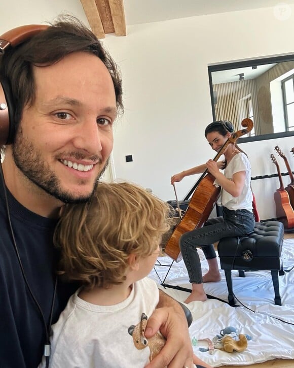 Après la session studio en compagnie d'Edgar et de sa chère et tendre au violoncelle, rencontre avec des pélicans et tonte de la pelouse avec son fils.
Vianney a partagé des photos de son fils Edgar sur Instagram le 12 août 2024.