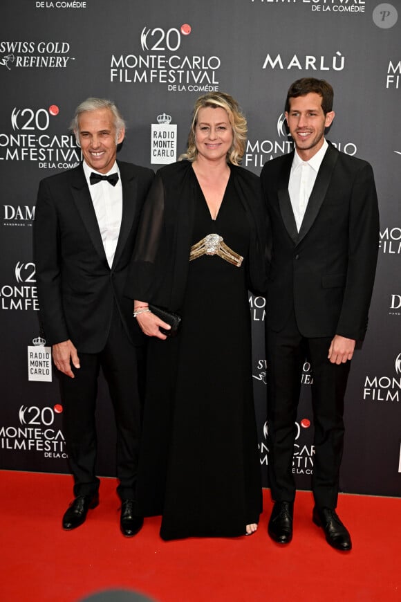 Aimant relever des défils, le tandem a participé au "Marathon pour tous" organisé pour la première fois dans le cadre des JO de Paris.
Paul, Luana et Victor Belmondo durant la soirée de clôture du 20eme Monte Carlo Film Festival de la Comédie, au Grimaldi Forum à Monaco. Le 29 avril 2023. © Bruno Bebert / Bestimage Le