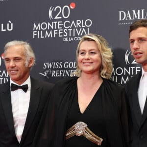 Parmi des milliers de coureurs amateurs, Paul et Victor Belmondo ont su se distinguer... Puisqu'ils ont tous deux glané des médailles !
A rappeler que le début de la course a été actée en début de soirée depuis l'Hôtel de Ville de la capitale française. 
Luana Belmondo, son mari Paul Belmondo et leur fils Victor - Soirée de clôture du 20eme Monte Carlo Film Festival de la Comédie, au Grimaldi Forum à Monaco. Le 29 avril 2023. © Claudia Albuquerque / Bestimage 