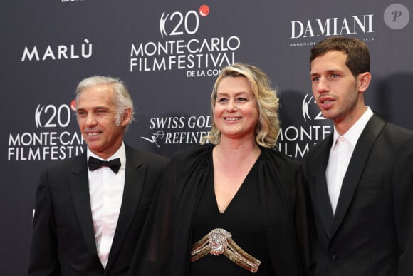 Parmi des milliers de coureurs amateurs, Paul et Victor Belmondo ont su se distinguer... Puisqu'ils ont tous deux glané des médailles !
A rappeler que le début de la course a été actée en début de soirée depuis l'Hôtel de Ville de la capitale française. 
Luana Belmondo, son mari Paul Belmondo et leur fils Victor - Soirée de clôture du 20eme Monte Carlo Film Festival de la Comédie, au Grimaldi Forum à Monaco. Le 29 avril 2023. © Claudia Albuquerque / Bestimage 