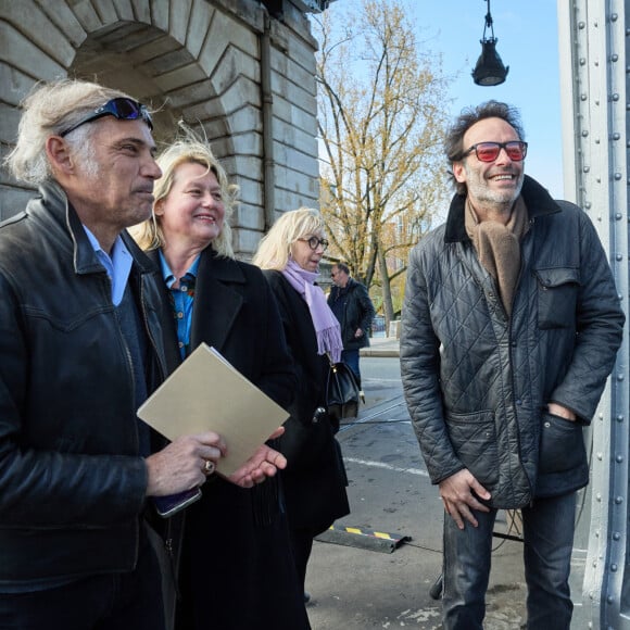 Paul Belmondo et sa femme Luana Belmondo, Anthony Delon - Inauguration de "La promenade Jean-Paul Belmondo" au terre-plein central du pont de Bir-Hakeim, ouvrage public communal situé sous le viaduc du métro aérien, à Paris (15e, 16e) le 12 avril 2023.© Cyril Moreau/Bestimage 