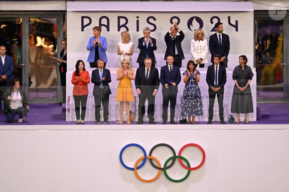 Thomas Bach, président du CIO, Le président de la République française Emmanuel Macron, la première dame Brigitte Macron, Tony Estanguet, Anne Hidalgo, maire de Paris, Gabriel Attal, Amélie Oudéa-Castera aux côtés de membres du Comité international olympique pendant la cérémonie de clôture des Jeux Olympiques de Paris 2024 au stade de France, le 11 août 2024