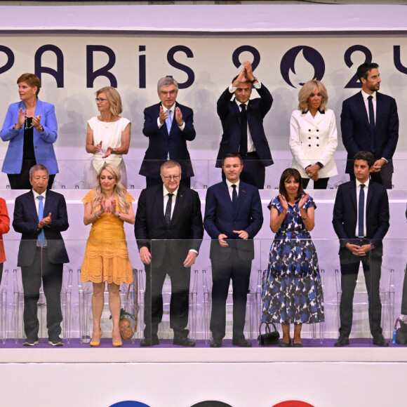 Thomas Bach, président du CIO, Le président de la République française Emmanuel Macron, la première dame Brigitte Macron, Tony Estanguet, Anne Hidalgo, maire de Paris, Gabriel Attal, Amélie Oudéa-Castera aux côtés de membres du Comité international olympique pendant la cérémonie de clôture des Jeux Olympiques de Paris 2024 au stade de France, le 11 août 2024