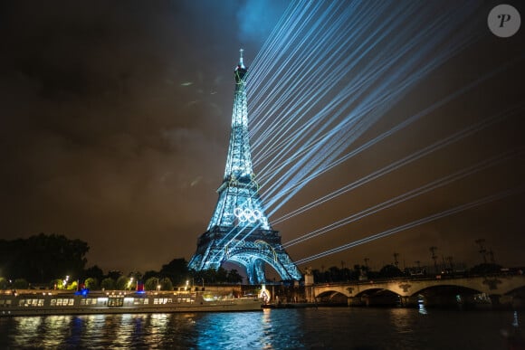 La tour Effel illuminée pendant la cérémonie d'ouverture des Jeux Olympiques de Paris 2024, le 26 juillet