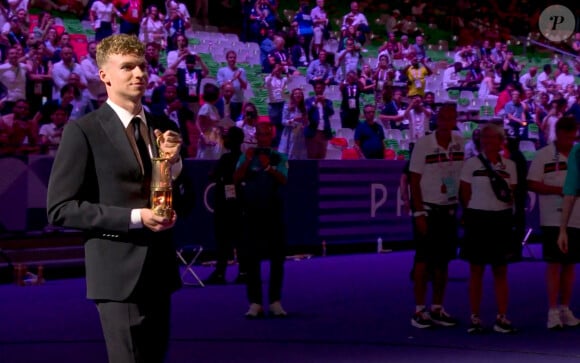 "C'est comme une cérémonie des Césars, des Oscars ou des Molières, c'est trop long mais oui, c'est le principe"
Léon Marchand pendant la cérémonie de clôture des Jeux Olympiques de Paris (JO) 2024 au Stade de France, à Saint-Denis banlieue de Paris, France, le 11 août 2024.