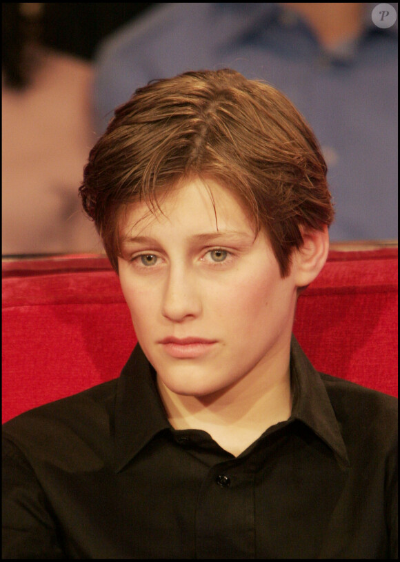 Dans un endroit qui lui tenait à coeur.
Jean-Baptiste Maunier sur le plateau de l'émission Vivement dimanche en 2005