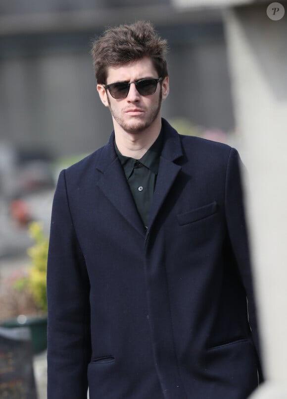 Jean-Baptiste Maunier lors des obsèques de Véronique Colucci au cimetière communal de Montrouge, le 12 avril 2018.