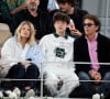 Déjà à la tête d'une tribu de deux enfants, les deux stars ont agrandi leur clan en mai dernier !
Le chanteur Raphaël, sa compagne Mélanie Thierry et leurs enfants Roman et Aliocha Haroche dans les tribunes des Internationaux de France de tennis de Roland Garros 2024 à Paris, le 29 mai 2024. © Jacovides / Moreau / Bestimage