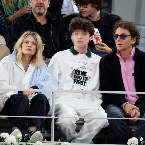 Déjà à la tête d'une tribu de deux enfants, les deux stars ont agrandi leur clan en mai dernier !
Le chanteur Raphaël, sa compagne Mélanie Thierry et leurs enfants Roman et Aliocha Haroche dans les tribunes des Internationaux de France de tennis de Roland Garros 2024 à Paris, le 29 mai 2024. © Jacovides / Moreau / Bestimage