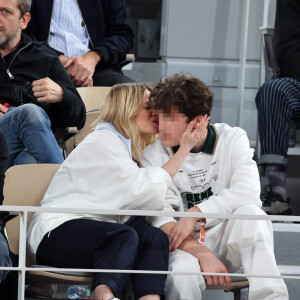 Le chanteur Raphaël, sa compagne Mélanie Thierry et leurs enfants Roman et Aliocha Haroche dans les tribunes des Internationaux de France de tennis de Roland Garros 2024 à Paris, le 29 mai 2024. © Jacovides / Moreau / Bestimage 