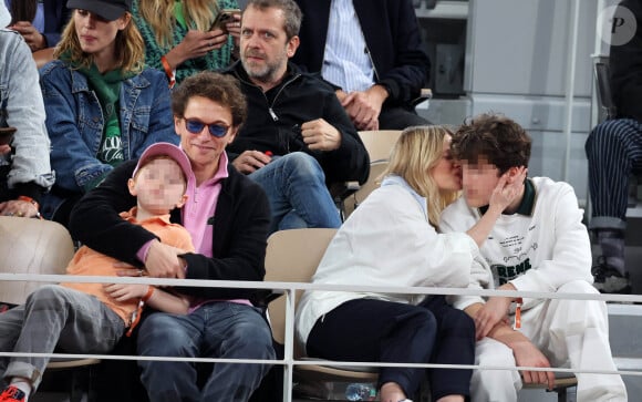 Le chanteur Raphaël, sa compagne Mélanie Thierry et leurs enfants Roman et Aliocha Haroche dans les tribunes des Internationaux de France de tennis de Roland Garros 2024 à Paris, le 29 mai 2024. © Jacovides / Moreau / Bestimage 