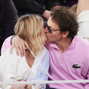 Mélanie Thierry et son compagnon le chanteur Raphaël dans les tribunes des Internationaux de France de tennis de Roland Garros 2024 à Paris, le 29 mai 2024. © Moreau / Jacovides / Bestimage 