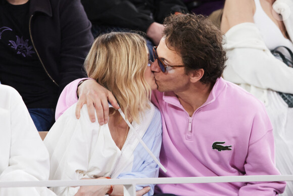 Mélanie Thierry et son compagnon le chanteur Raphaël dans les tribunes des Internationaux de France de tennis de Roland Garros 2024 à Paris, le 29 mai 2024. © Moreau / Jacovides / Bestimage 