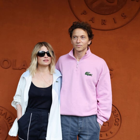 Mélanie Thierry et son compagnon, le chanteur Raphaël au village lors des Internationaux de France de tennis de Roland Garros 2024 à Paris. Le 29 mai 2024. © Jacovides-Moreau / Bestimage 