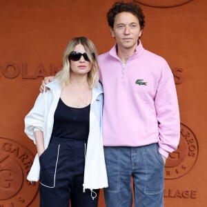 Mélanie Thierry et son compagnon, le chanteur Raphaël au village lors des Internationaux de France de tennis de Roland Garros 2024 à Paris. Le 29 mai 2024. © Jacovides-Moreau / Bestimage 