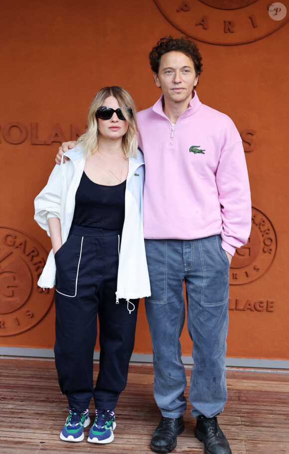 Mélanie Thierry et son compagnon, le chanteur Raphaël au village lors des Internationaux de France de tennis de Roland Garros 2024 à Paris. Le 29 mai 2024. © Jacovides-Moreau / Bestimage 