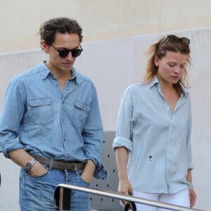 Exclusif - Le chanteur Raphaël et sa compagne Mélanie Thierry - Après l'hommage à Philippe Cerboneschi (Zdar), le cortège de la famille et des proches se dirige à pied de la place Marcel Aymé vers le Cimetière de Montmartre à Paris le 2 juillet 2019.